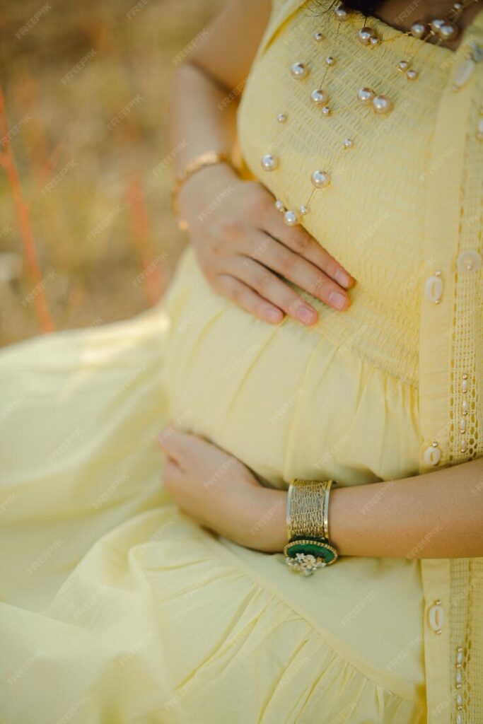 pregnant woman wearing light yellow dress holding hands bouquet daisy flowers 685725 67 pregnant woman wearing light yellow dress holding hands bouquet daisy flowers 685725 67